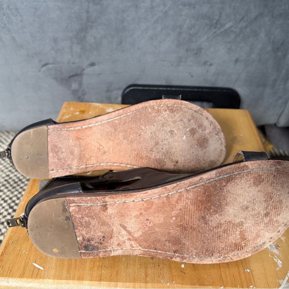 Bed Stu Black Leather Cutout Zip-Back Sandals - Picture 6 of 6